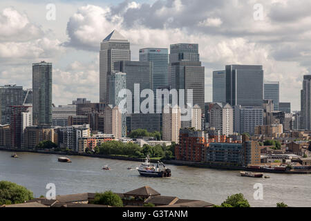 London, UK. 15. Juni 2016. Flottille der britischen Fischern unter der Leitung von UKIP Führer Nigel Farage übergibt Canary Wharf Geschäftshäuser Park. Die Flottille startete am frühen Morgen aus Southend-on-Sea, markieren Sie das Elend der britischen Fischern und die anhaltende Kampagne für Großbritannien, den Europäischen Union (EU) Kredit zu verlassen: Guy Corbishley/Alamy Live News Stockfoto