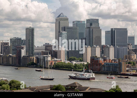 London, UK. 15. Juni 2016. Flottille der britischen Fischern unter der Leitung von UKIP Führer Nigel Farage übergibt Canary Wharf Geschäftshäuser Park. Die Flottille startete am frühen Morgen aus Southend-on-Sea, markieren Sie das Elend der britischen Fischern und die anhaltende Kampagne für Großbritannien, den Europäischen Union (EU) Kredit zu verlassen: Guy Corbishley/Alamy Live News Stockfoto