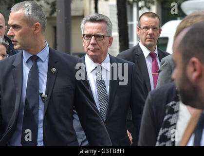 Paris, Frankreich. 15. Juni 2016. Bundesinnenminister Thomas de Maiziere ist auf dem Weg zu den französischen wöchentlichen Kabinettssitzung im Elysee-Palast in Paris, Frankreich, 15. Juni 2016 zu besuchen. Foto: Peter Kneffel/Dpa/Alamy Live News Stockfoto