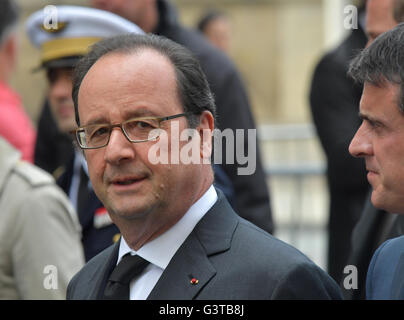 Paris, Frankreich. 15. Juni 2016. Französische Präsident Francois Hollande (L) und französische Premierminister Manuel Valls sind auf dem Weg zu den französischen wöchentlichen Kabinettssitzung im Elysee-Palast in Paris, Frankreich, 15. Juni 2016. Foto: Peter Kneffel/Dpa/Alamy Live News Stockfoto