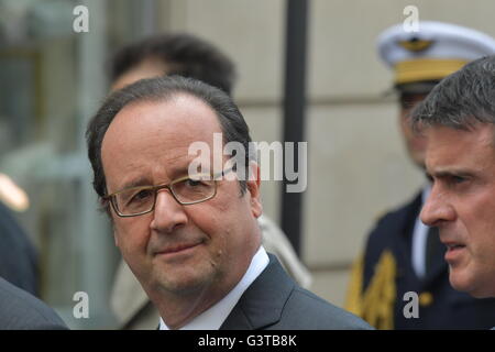 Paris, Frankreich. 15. Juni 2016. Französische Präsident Francois Hollande (L) und französische Premierminister Manuel Valls sind auf dem Weg zu den französischen wöchentlichen Kabinettssitzung im Elysee-Palast in Paris, Frankreich, 15. Juni 2016. Foto: Peter Kneffel/Dpa/Alamy Live News Stockfoto