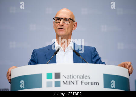 Berlin, Deutschland. 2. Juni 2016. Der Vorsitzende der Deutschen Telekom AG, Timotheus Hoettges, spricht während des 4. nationalen Minze-Gipfels in Berlin, Deutschland, 2. Juni 2016. Der Gipfel befasste sich mit den Entwicklungen der digitalen Technologien und deren Auswirkungen auf Politik, Gesellschaft und Econcomy. Foto: Gregor Fischer/Dpa/Alamy Live News Stockfoto