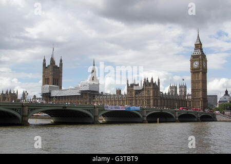 London UK. 15. Juni 2016. Stimme bleiben in Europa entfalten ein großes Banner von Westminster als Zähler Protest zu der Abstimmung verlassen Flottille der Schiffe Pro Ausfahrt Kampagne Kredit: Amer Ghazzal/Alamy Live-Nachrichten Stockfoto