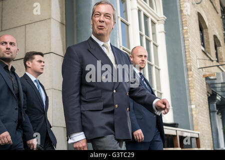 London, UK. 15. Juni 2016. Nigel Farage verbindet die Flottille verlassen bevor voran unter Tower Bridge bis zu Parlament Ehre: David Garcia/Alamy Live News Stockfoto