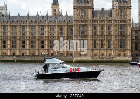 London, UK. 15. Juni 2016. Abstimmung für Urlaub Angeln Boot Flottille aus 30 Schiffe Segel von der Tower Bridge über die Themse zum Parlament für Pro Brexit-Kampagne bestehend unter der Leitung von UKIP Führer Nigel Farage gegen den europäischen gemeinsamen Fischereipolitik polic Credit: Amer Ghazzal/Alamy Live-Nachrichten Stockfoto