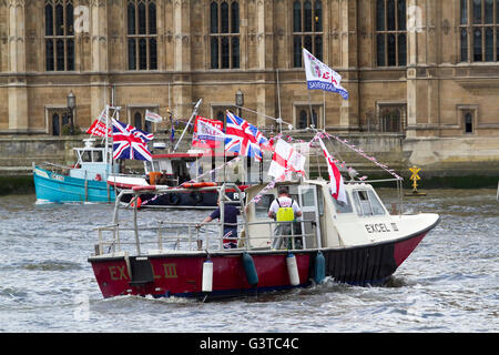 London, UK. 15. Juni 2016. Abstimmung für Urlaub Angeln Boot Flottille aus 30 Schiffe Segel von der Tower Bridge über die Themse zum Parlament für Pro Brexit-Kampagne bestehend unter der Leitung von UKIP Führer Nigel Farage gegen den europäischen gemeinsamen Fischereipolitik polic Credit: Amer Ghazzal/Alamy Live-Nachrichten Stockfoto