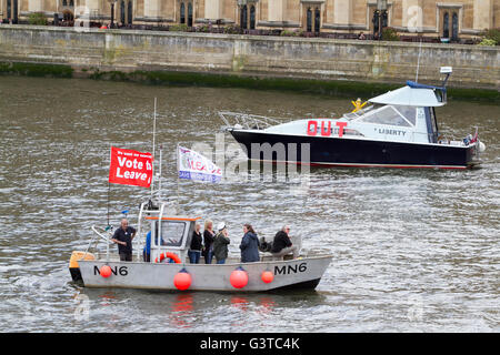 London, UK. 15. Juni 2016. Abstimmung für Urlaub Angeln Boot Flottille aus 30 Schiffe Segel von der Tower Bridge über die Themse zum Parlament für Pro Brexit-Kampagne bestehend unter der Leitung von UKIP Führer Nigel Farage gegen den europäischen gemeinsamen Fischereipolitik polic Credit: Amer Ghazzal/Alamy Live-Nachrichten Stockfoto