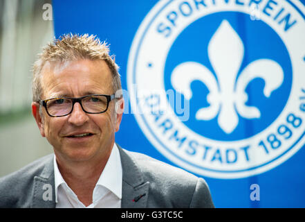 Darmstadt, Deutschland. 15. Juni 2016. Neuer Trainer der deutschen Bundesliga-Verein SV Darmstadt 98, Norbert Meier, stellt im Zusammenhang mit seiner offiziellen Einführung in Darmstadt, Deutschland, 15. Juni 2016. Norbert Meier ersetzt ehemaligen Trainer Dirk Schuster, zum FC Augsburg wechselt. Foto: Andreas Arnold/Dpa/Alamy Live-Nachrichten Stockfoto