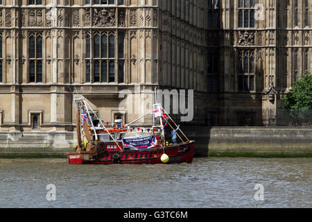 London, UK. 15. Juni 2016. Abstimmung für Urlaub Angeln Boot Flottille aus 30 Schiffe Segel von der Tower Bridge über die Themse zum Parlament für Pro Brexit-Kampagne bestehend unter der Leitung von UKIP Führer Nigel Farage gegen den europäischen gemeinsamen Fischereipolitik polic Credit: Amer Ghazzal/Alamy Live-Nachrichten Stockfoto