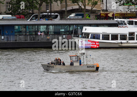 London, UK. 15. Juni 2016. Abstimmung für Urlaub Angeln Boot Flottille aus 30 Schiffe Segel von der Tower Bridge über die Themse zum Parlament für Pro Brexit-Kampagne bestehend unter der Leitung von UKIP Führer Nigel Farage gegen den europäischen gemeinsamen Fischereipolitik polic Credit: Amer Ghazzal/Alamy Live-Nachrichten Stockfoto