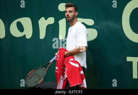 Halle, Deutschland. 15. Juni 2016. Marcel Granollers Spanien reagiert während des Spiels gegen Kohlschreiber Deutschland an das ATP-Tennisturnier in Halle, Deutschland, 15. Juni 2016.  Bildnachweis: Dpa picture Alliance/Alamy Live News Stockfoto