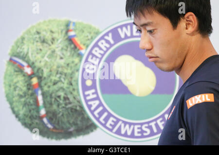 Halle, Deutschland. 15. Juni 2016. Kei Nishikori Japans kommt zur Pressekonferenz auf seine Ausrüstung das Turnier wegen einer Verletzung auf das ATP-Tennisturnier in Halle, Deutschland, 15. Juni 2016.  Bildnachweis: Dpa picture Alliance/Alamy Live News Stockfoto