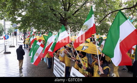 Berlin, Deutschland. 15. Juni 2016. In Deutschland lebenden Iraner halten eine Kundgebung, den Besuch von iranischen Außenminister Javad Zarif in Deutschland und anderen EU-Ländern zu verurteilen. Bildnachweis: Siavosh Hosseini/Alamy Live-Nachrichten Stockfoto