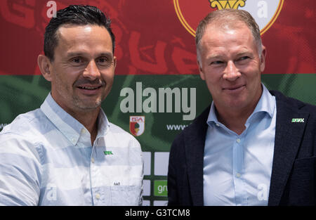 Augsburg, Deutschland. 15. Juni 2016. Der neue Trainer der deutschen Fußball-Bundesliga Club FC Augsburg, Dirk Schuster (L) und Manager von Augsburg, Stefan Reuter, stehen gemeinsam nach einer Pressekonferenz in Augsburg, Deutschland, 15. Juni 2016. Schuster wird Weinzerl ersetzen. Foto: Sven Hoppe/Dpa/Alamy Live News Stockfoto