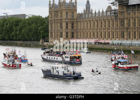 London, UK. 15. Juni 2016. Boote von einer Flottille beteiligen sich eine Kampagne zur Unterstützung von Großbritannien um die Europäische Union in London, Großbritannien, am 15. Juni 2016 überlassen. Bildnachweis: Xinhua/Alamy Live-Nachrichten Stockfoto