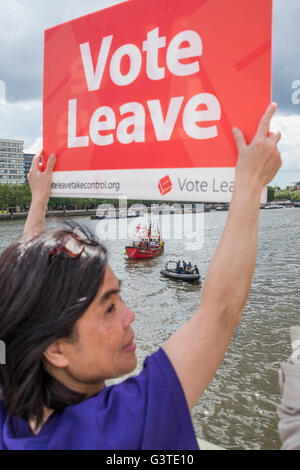 London, UK. 15. Juni 2016. Verlassen Anhänger Uhr von Westminster Bridge - Nigel Farage, der Führer der Ukip, schließt sich eine Flotte von Fischkuttern, die Themse zum Parlament zu fordern Rückzug des Vereinigten Königreichs aus der EU in einem Protest zeitlich zusammenfallen mit Fragen des Premierministers. Bildnachweis: Guy Bell/Alamy Live-Nachrichten Stockfoto