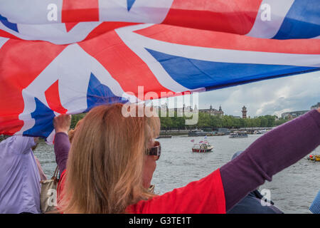 London, UK. 15. Juni 2016. Verlassen Anhänger Uhr von Westminster Bridge - Nigel Farage, der Führer der Ukip, schließt sich eine Flotte von Fischkuttern, die Themse zum Parlament zu fordern Rückzug des Vereinigten Königreichs aus der EU in einem Protest zeitlich zusammenfallen mit Fragen des Premierministers. Bildnachweis: Guy Bell/Alamy Live-Nachrichten Stockfoto