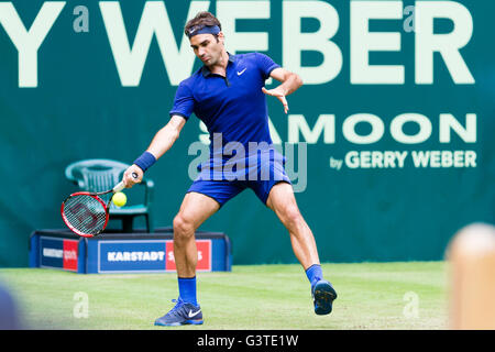 Halle, Deutschland. 15. Juni 2016. Roger Federer (SUI) und Jan-Lennard Struff spielen ihr erste Vorrundenspiel 2016 Gerry-Weber-Open in Halle, Deutschland. Bildnachweis: Janine Lang/Alamy Live-Nachrichten Stockfoto