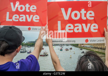 London, UK. 15. Juni 2016. Verlassen Anhänger Uhr von Westminster Bridge - Nigel Farage, der Führer der Ukip, schließt sich eine Flotte von Fischkuttern, die Themse zum Parlament zu fordern Rückzug des Vereinigten Königreichs aus der EU in einem Protest zeitlich zusammenfallen mit Fragen des Premierministers. Bildnachweis: Guy Bell/Alamy Live-Nachrichten Stockfoto