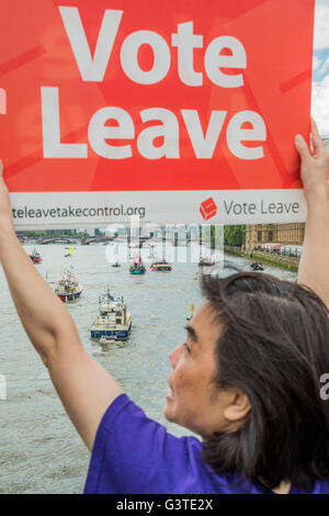 London, UK. 15. Juni 2016. Verlassen Anhänger Uhr von Westminster Bridge - Nigel Farage, der Führer der Ukip, schließt sich eine Flotte von Fischkuttern, die Themse zum Parlament zu fordern Rückzug des Vereinigten Königreichs aus der EU in einem Protest zeitlich zusammenfallen mit Fragen des Premierministers. Bildnachweis: Guy Bell/Alamy Live-Nachrichten Stockfoto