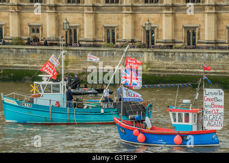 London, UK. 15. Juni 2016. Nigel Farage, der Anführer der Ukip, schließt sich eine Flotte von Fischkuttern, die Themse zum Parlament zu fordern Rückzug des Vereinigten Königreichs aus der EU in einem Protest zeitlich zusammenfallen mit Fragen des Premierministers. Bildnachweis: Guy Bell/Alamy Live-Nachrichten Stockfoto