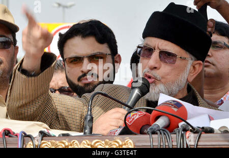 Lahore, Pakistan. 15. Juni 2016. Awami Tehreek (Klaps) Chef, Dr. Tahir-Ul-Qadri Adressen Medien Personen während der Pressekonferenz zur Modellstadt Tragödie, 14 Menschenleben gefordert und rund 100, bei seiner Ankunft am Flughafen Lahore auf Mittwoch, 15. Juni 2016 verletzt. Bildnachweis: Asianet-Pakistan/Alamy Live-Nachrichten Stockfoto