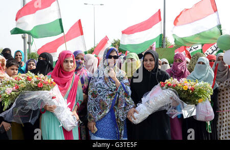 Lahore, Pakistan. 15. Juni 2016. Aktivisten und Unterstützer der Awami Tehreek (Klaps) zeigen ihren Eifer während Demonstration bei der Ankunft von PAT Chief, Dr. Tahir-Ul-Qadri, Lahore Airport auf Mittwoch, 15. Juni 2016. Bildnachweis: Asianet-Pakistan/Alamy Live-Nachrichten Stockfoto