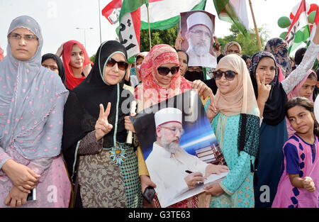 Lahore, Pakistan. 15. Juni 2016. Aktivisten und Unterstützer der Awami Tehreek (Klaps) zeigen ihren Eifer während Demonstration bei der Ankunft von PAT Chief, Dr. Tahir-Ul-Qadri, Lahore Airport auf Mittwoch, 15. Juni 2016. Bildnachweis: Asianet-Pakistan/Alamy Live-Nachrichten Stockfoto