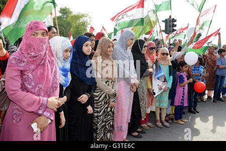 Lahore, Pakistan. 15. Juni 2016. Aktivisten und Unterstützer der Awami Tehreek (Klaps) zeigen ihren Eifer während Demonstration bei der Ankunft von PAT Chief, Dr. Tahir-Ul-Qadri, Lahore Airport auf Mittwoch, 15. Juni 2016. Bildnachweis: Asianet-Pakistan/Alamy Live-Nachrichten Stockfoto