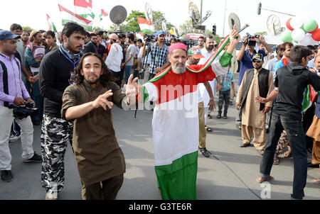 Lahore, Pakistan. 15. Juni 2016. Aktivisten und Unterstützer der Awami Tehreek (Klaps) zeigen ihren Eifer während Demonstration bei der Ankunft von PAT Chief, Dr. Tahir-Ul-Qadri, Lahore Airport auf Mittwoch, 15. Juni 2016. Bildnachweis: Asianet-Pakistan/Alamy Live-Nachrichten Stockfoto