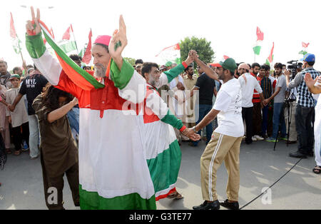 Lahore, Pakistan. 15. Juni 2016. Aktivisten und Unterstützer der Awami Tehreek (Klaps) zeigen ihren Eifer während Demonstration bei der Ankunft von PAT Chief, Dr. Tahir-Ul-Qadri, Lahore Airport auf Mittwoch, 15. Juni 2016. Bildnachweis: Asianet-Pakistan/Alamy Live-Nachrichten Stockfoto