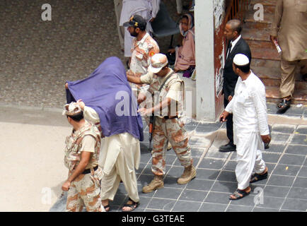 Lahore, Pakistan. 15. Juni 2016. Vermuteten angebliche in terroristische Aktivitäten sind als Begleitung von Sindh Ranger Mitarbeiter vor Richter am Stadtgericht in Karachi auf Mittwoch, 15. Juni 2016 zu präsentieren. Bildnachweis: Asianet-Pakistan/Alamy Live-Nachrichten Stockfoto