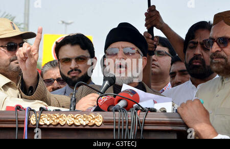 Lahore, Pakistan. 15. Juni 2016. Awami Tehreek (Klaps) Chef, Dr. Tahir-Ul-Qadri Adressen Medien Personen während der Pressekonferenz zur Modellstadt Tragödie, 14 Menschenleben gefordert und rund 100, bei seiner Ankunft am Flughafen Lahore auf Mittwoch, 15. Juni 2016 verletzt. Bildnachweis: Asianet-Pakistan/Alamy Live-Nachrichten Stockfoto