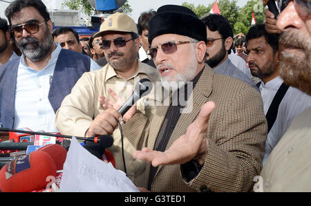 Lahore, Pakistan. 15. Juni 2016. Awami Tehreek (Klaps) Chef, Dr. Tahir-Ul-Qadri Adressen Medien Personen während der Pressekonferenz zur Modellstadt Tragödie, 14 Menschenleben gefordert und rund 100, bei seiner Ankunft am Flughafen Lahore auf Mittwoch, 15. Juni 2016 verletzt. Bildnachweis: Asianet-Pakistan/Alamy Live-Nachrichten Stockfoto