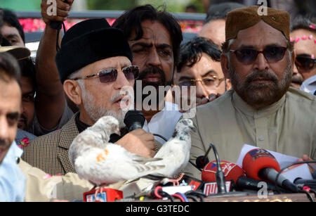 Lahore, Pakistan. 15. Juni 2016. Awami Tehreek (Klaps) Chef, Dr. Tahir-Ul-Qadri Adressen Medien Personen während der Pressekonferenz zur Modellstadt Tragödie, 14 Menschenleben gefordert und rund 100, bei seiner Ankunft am Flughafen Lahore auf Mittwoch, 15. Juni 2016 verletzt. Bildnachweis: Asianet-Pakistan/Alamy Live-Nachrichten Stockfoto