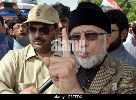 Lahore, Pakistan. 15. Juni 2016. Awami Tehreek (Klaps) Chef, Dr. Tahir-Ul-Qadri Adressen Medien Personen während der Pressekonferenz zur Modellstadt Tragödie, 14 Menschenleben gefordert und rund 100, bei seiner Ankunft am Flughafen Lahore auf Mittwoch, 15. Juni 2016 verletzt. Bildnachweis: Asianet-Pakistan/Alamy Live-Nachrichten Stockfoto