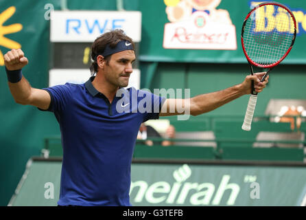 Halle, Deutschland. 15. Juni 2016. Roger Federer der Schweiz feiert seinen Sieg in der Partie gegen Struff Deutschland während der ATP-Tennisturnier in Halle, Deutschland, 15. Juni 2016. Foto: FRISO GENTSCH/Dpa/Alamy Live News Stockfoto