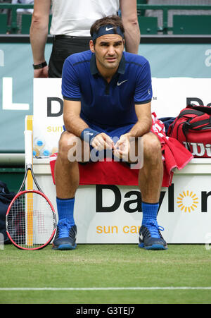 Halle, Deutschland. 15. Juni 2016. Roger Federer der Schweiz sitzt nach seinem Sieg in der Partie gegen Struff Deutschland während der ATP-Tennisturnier in Halle, Deutschland, 15. Juni 2016. Foto: FRISO/Dpa/Alamy Live News Stockfoto