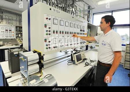 Die Westböhmische Universität (ZCU) in Pilsen, Tschechische Republik, die letzte der vier Zentren des regionalen Innovationszentrums für Elektrotechnik (Reis) ein neues, einzigartiges Forschungszentrum der Faculty of Electrical Engineering, am 15. Juni 2016 geöffnet. (Foto/Pavel Nemecek CTK) Stockfoto