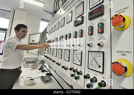 Die Westböhmische Universität (ZCU) in Pilsen, Tschechische Republik, die letzte der vier Zentren des regionalen Innovationszentrums für Elektrotechnik (Reis) ein neues, einzigartiges Forschungszentrum der Faculty of Electrical Engineering, am 15. Juni 2016 geöffnet. (Foto/Pavel Nemecek CTK) Stockfoto