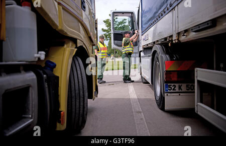 Augsburg, Deutschland. 15. Juni 2016. Polizisten untersuchen einen LKW auf der Autobahn A8 in der Nähe von Augsburg, Deutschland, 15. Juni 2016. Bayern ist als Reaktion auf die Zunahme der schwere Lkw-Unfälle mit mehr Kontrollen. Foto: SVEN HOPPE/Dpa/Alamy Live News Stockfoto