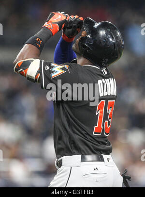 14. Juni 2016 - San Diego, USA - SAN DIEGO, 14. Juni 2016 | Die Marlins Marcell Ozuna sucht nach seinen Hit an der Wand von den Padres Jon Jay im siebten Inning im Petco Park in San Diego am Dienstag gefangen wurde. | Foto von Hayne Palmour IV/San Diego Union-Tribune/obligatorischen Credit: HAYNE PALMOUR IV/SAN DIEGO UNION-TRIBUNE/ZUMA PRESS San Diego Union-Tribune Foto von Hayne Palmour IV copyright 2016 (Credit-Bild: © Hayne Palmour Iv/San Diego Union-Tribune über ZUMA Draht) Stockfoto