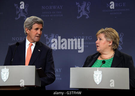 Oslo, Norwegen. 15. Juni 2015. US-Außenminister John Kerry (L) spricht mit Norwegens Ministerpräsident Erna Solberg während einer gemeinsamen Pressekonferenz in Oslo, Norwegen, 15. Juni 2015. John Kerry traf sich mit iranischen Außenminister Mohammad Javad Zarif hier am Mittwochmorgen um die Kernenergie befassen, genannt die gemeinsame umfassende Plan der Aktion (JCPOA) sowie der Syrien-Frage zu diskutieren. Bildnachweis: Xinhua/Alamy Live-Nachrichten Stockfoto