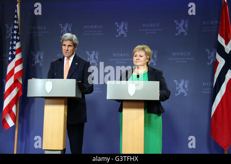 Oslo, Norwegen. 15. Juni 2015. US-Außenminister John Kerry (L) spricht während einer gemeinsamen Pressekonferenz mit Norwegens Ministerpräsident Erna Solberg, in Oslo, Norwegen, 15. Juni 2015. John Kerry traf sich mit iranischen Außenminister Mohammad Javad Zarif hier am Mittwochmorgen um die Kernenergie befassen, genannt die gemeinsame umfassende Plan der Aktion (JCPOA) sowie der Syrien-Frage zu diskutieren. Bildnachweis: Xinhua/Alamy Live-Nachrichten Stockfoto