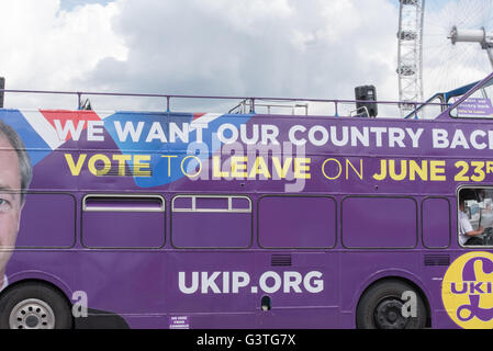 London, UK. 15. Juni 2016., UKIP Bus auf Westminster Bridge während der Fischerei für Urlaub Demonstration auf der Themse Kredit: Ian Davidson/Alamy Live News Stockfoto