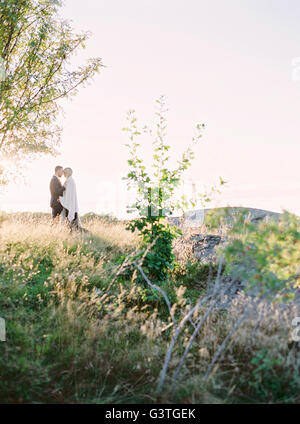Schweden, Braut und Bräutigam von Angesicht zu Angesicht im Rasen stehen Stockfoto