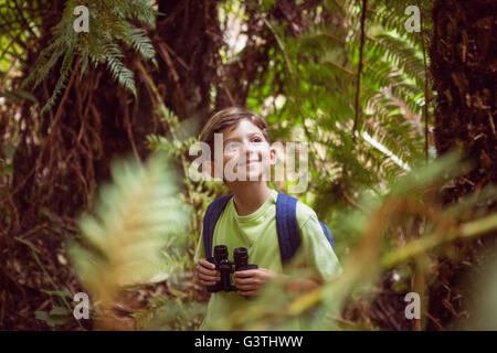 Kleiner Junge in der Natur erkunden Stockfoto