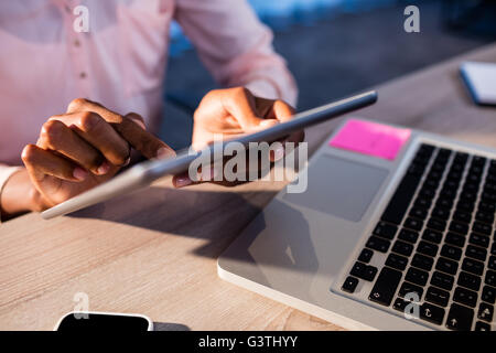 Geschäftsleute, die mit einem Tabletcomputer Stockfoto