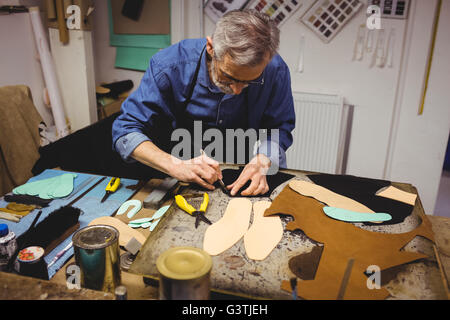 Erhöhte Ansicht von Schuster, die Herstellung von Schuhen Stockfoto