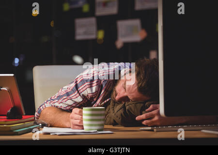 Hipster auf Schreibtisch schlafen Stockfoto